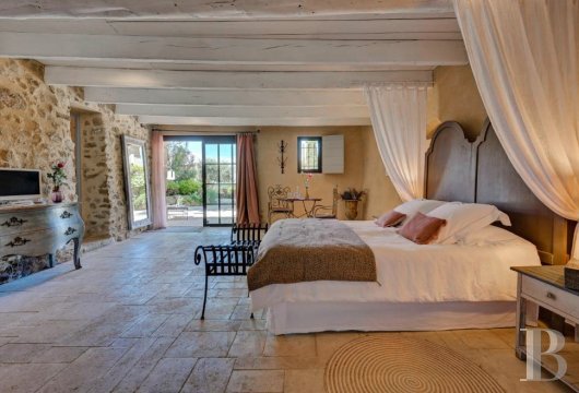 Dans le Vaucluse, aux environs de Beaumes-de-Venise,  une ancienne ferme du 18e siècle bordée de vignes - photo  n°6